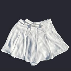 Aritzia Sunday Best Elegant White Pleated Bow Back Women's Shorts